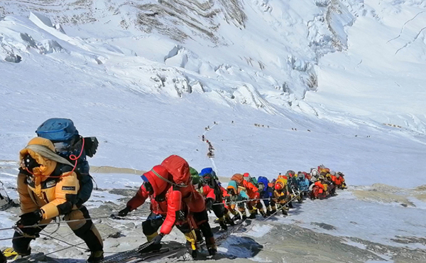 5月22日珠穆朗玛峰上登山客众多，导致必须排队上山，该图为第四基地营下方拍到景象。（美联社）