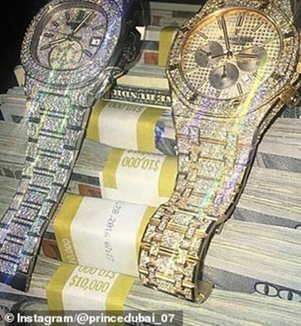 基格纳克在Instagram秀出的尽是奢侈品，还有一大叠钞票。