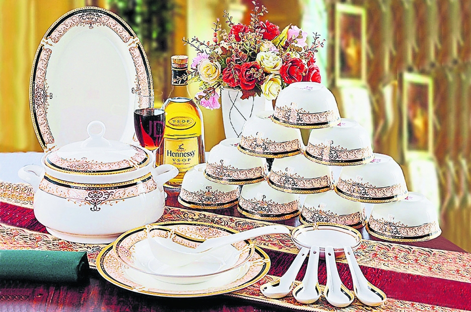 金色维也纳 陶瓷餐具套装 利用微波金工艺在碗上镀一层烫金花纹，精工烫金的欧式尊贵精致外表，典雅而华贵。欧式宫廷风，给你在用餐时带来不一样的奢华体验。钟情欧式风格的亲们表错过哦。