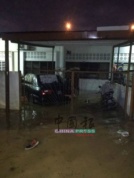 一些低洼地区的住家被洪水淹浸。