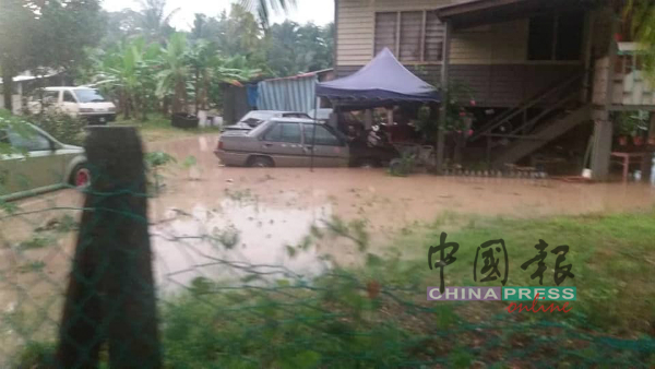 拉杭州选区内多个靠近河边的甘榜及花园住宅区，在开斋节前夕（4日）发生突发水灾。