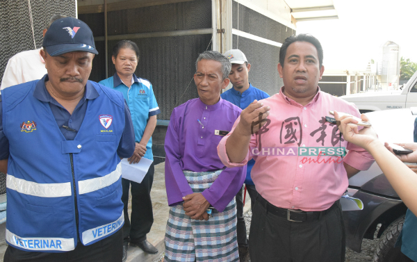 峇德鲁希山（右）与多个部门官员，在取缔养殖场后召开记者会。