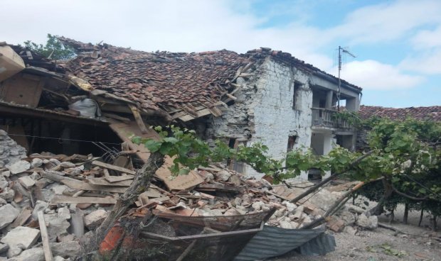 Flloq村有房屋在地震中坍塌。