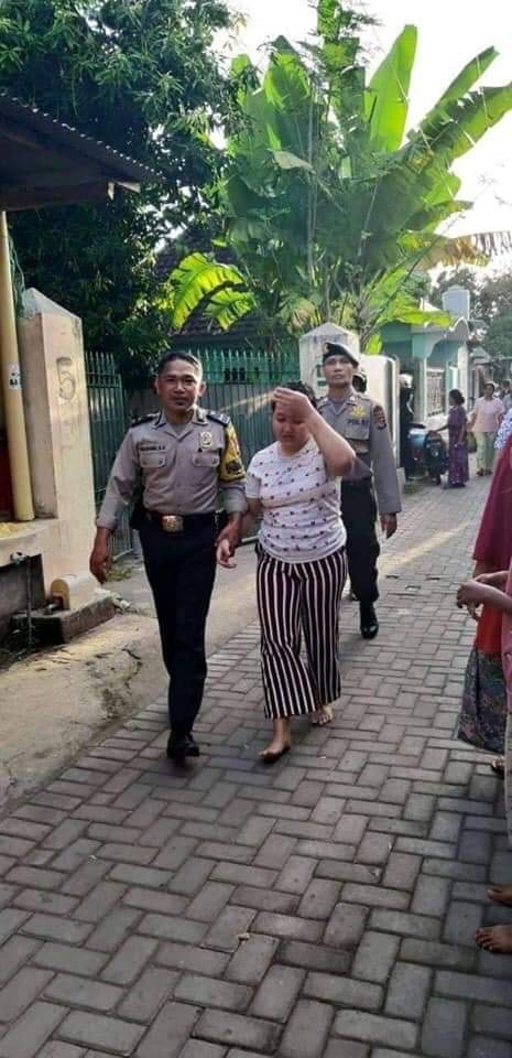 涉嫌杀死父亲的希尔达,遭警方逮捕。