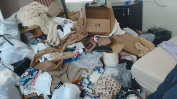 14年没打扫过的房间，里面垃圾堆积如山，非常肮脏凌乱。