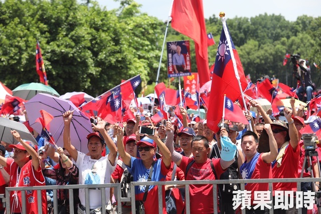 韩国瑜云林造势活动，中午涌入逾万人力挺，高举国旗挥舞。