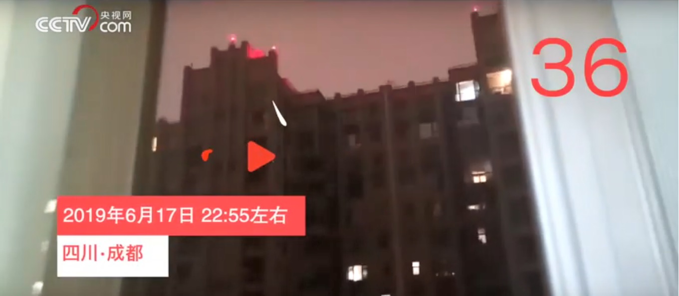 视频显示，成都地震警报“大喇叭”计时倒数，民众住宅大楼顶部亮起红灯。