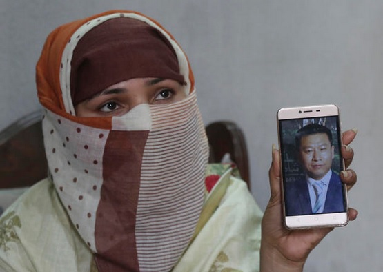 苏玛拉用手机展示其中国丈夫的照片。
