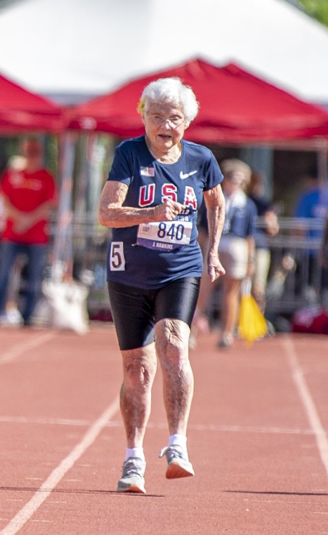 霍金丝现年103岁，是美国赛跑史上最年长的参赛者。