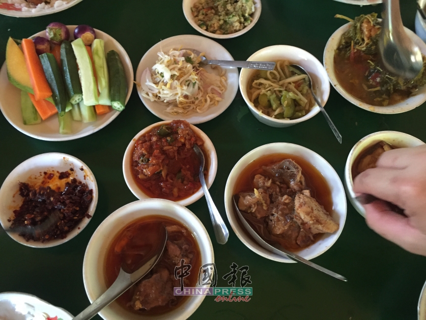缅甸菜摆满整张桌子，感觉丰盛。