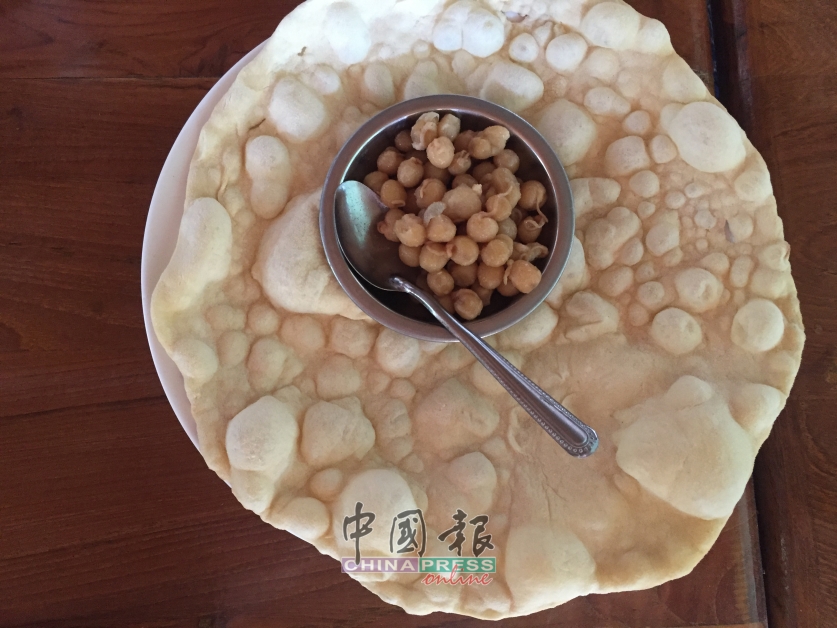 缅甸小吃炸薄饼，上面沾着缅甸的蒸豌豆粒。
