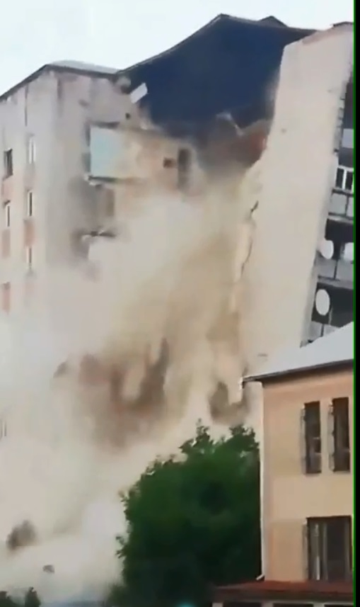 窗框从9楼掉下来后不到几秒钟，整栋公寓裂成两半倒塌。