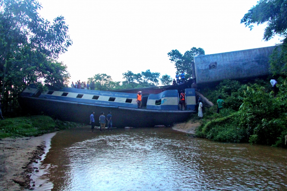 孟加拉发生列车脱轨事故。