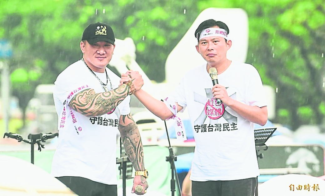 网红“馆长”陈之汉（左）和时力立委黄国昌，周日号召民众举办“反红媒大游行”。