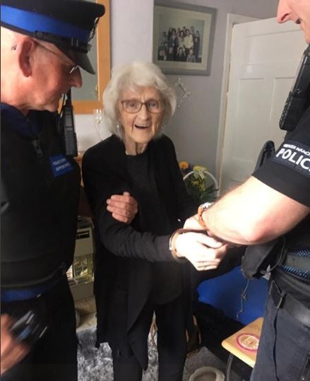 奶奶被逮捕却超开心。