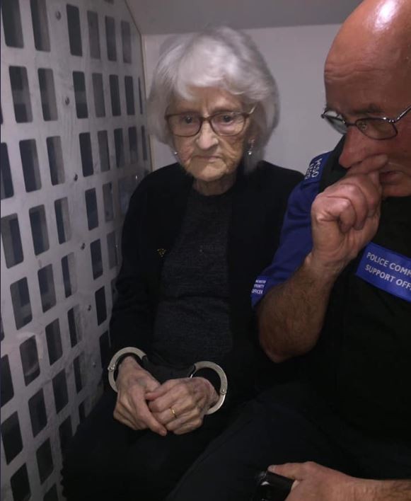 奶奶被押回警局。