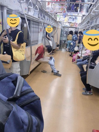 日本男子在电车上排便，乘客纷纷走离他。