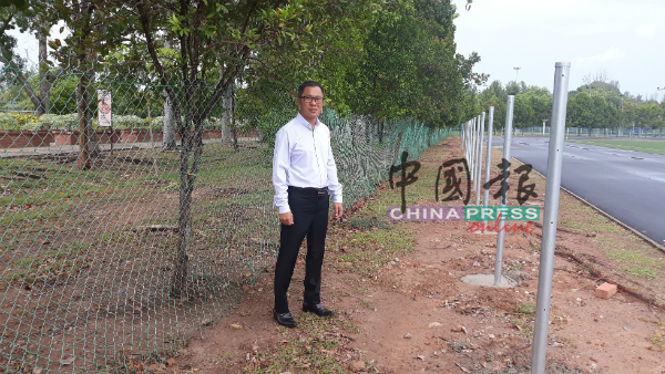 何桂文莅临武吉士灵烈休闲公园巡视新篱笆工程进度。