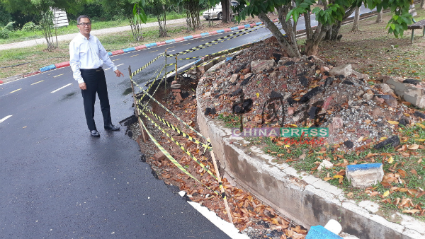 何桂文鉴定公园内数个急需维修的沟渠。