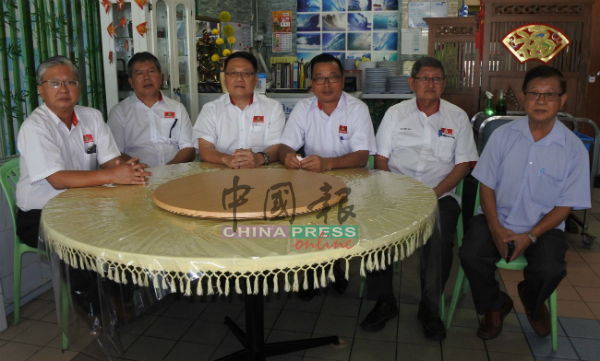 颜炳楠（左3）宣布州联委会副主席及秘书职调动。左起为吴仁德、徐凤泉、陈吉福、郑德明及陈达留。