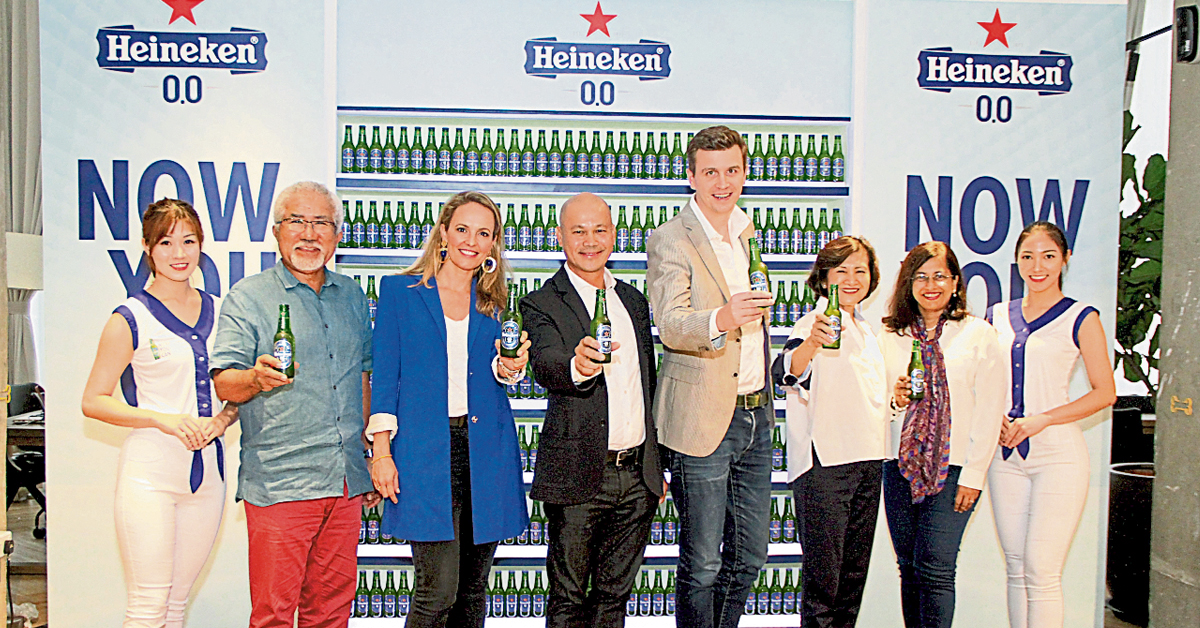 马丁（左2起）、玛乌美布尔、罗兰巴拉、帕罗、颜碧娥及任诺卡一同推介全新Heineken® 0.0。
