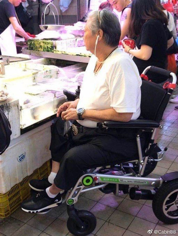 洪金宝近期被民众拍到坐轮椅陪老婆买菜。（图／翻摄自微博）