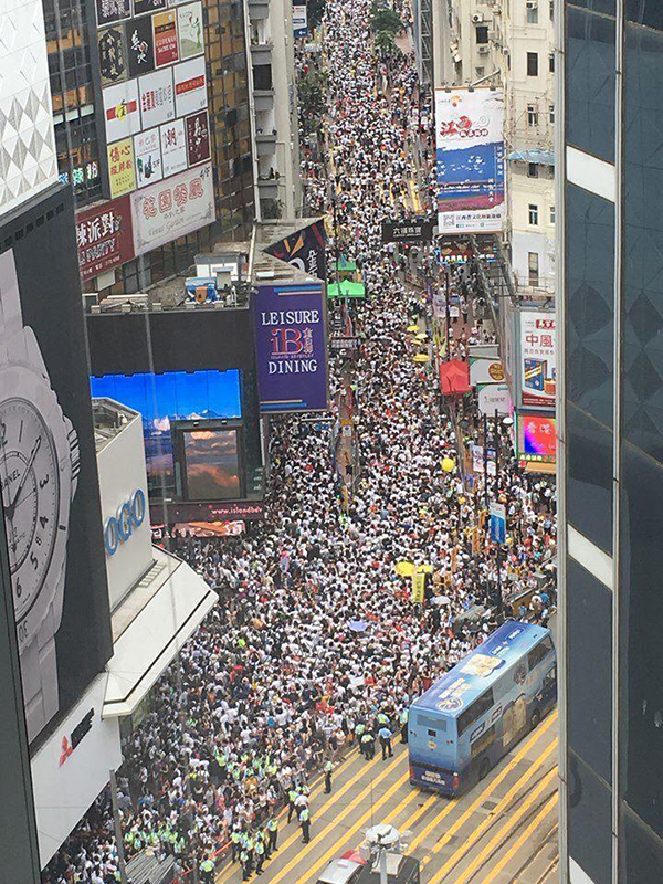 香港街头挤满人群。