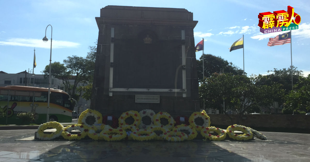 嘉宾也在和平纪念碑前献上花圈，以示敬意。