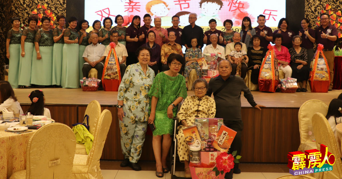 获赠礼篮的长者与霹雳韩江公会理事成员，分享喜悦。
