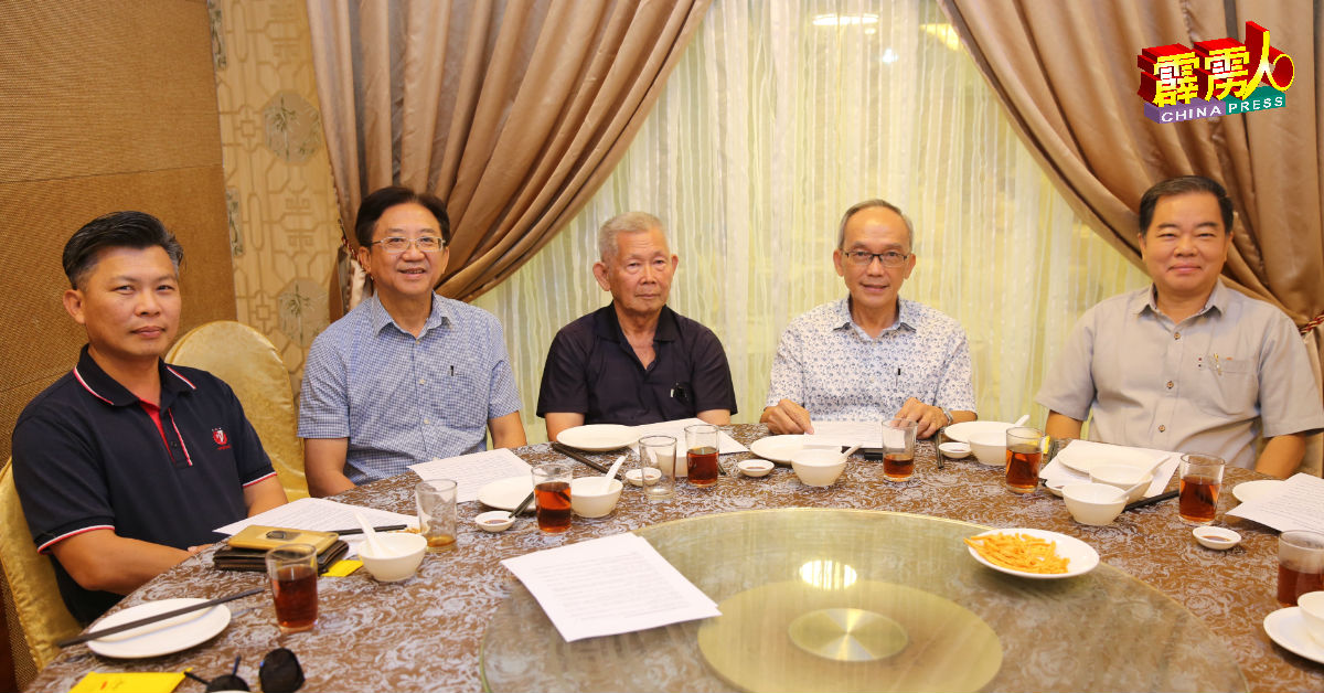 陈德杰（右起）、关和贵、鞠道南、郑庭忠在黄志伟（左）陪同下，在记者会发表联合声明。
