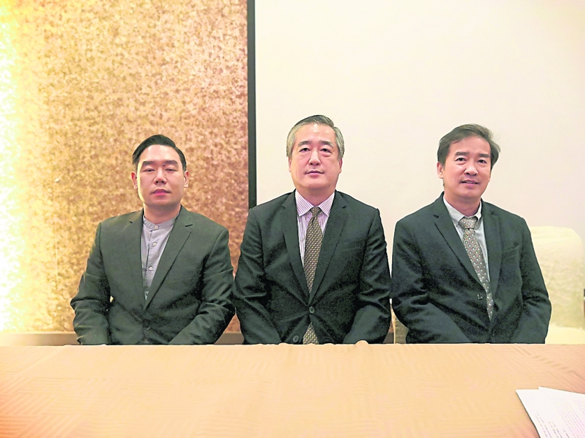 孙清海（中）在陈汉隆（左起）及孙清文陪同下，于股东大会后，在记者会上发言。