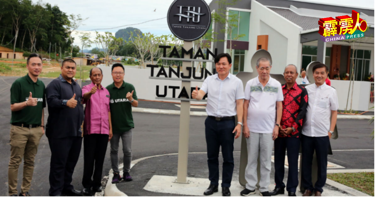 杨祖强（右四）为Taman Tanjung Utara第一期a房屋计划主持推介后，与颜文良（左起）、尤哈那斯、阿布峇卡、蔡振华、蔡永德（右起）、莫哈末阿里夫、黄世峇合照。