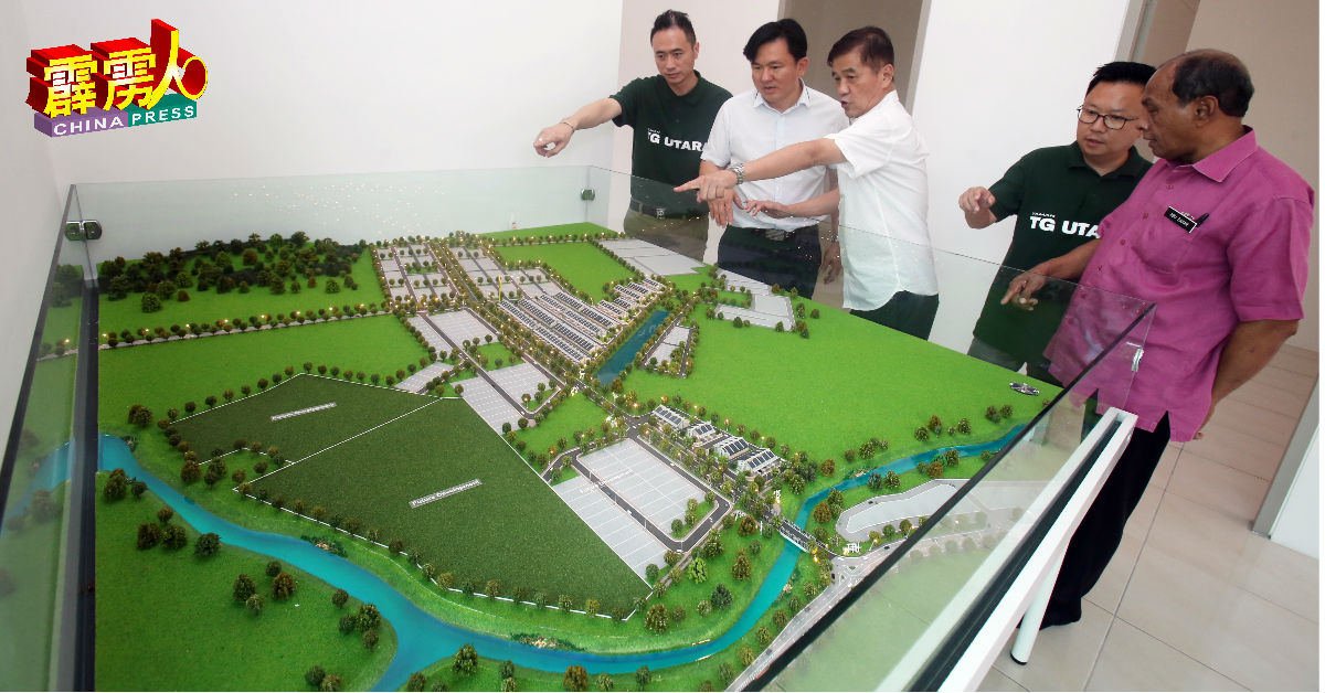 杨祖强（左2）向蔡永德（左3）等人了解有关房屋发展计划。
