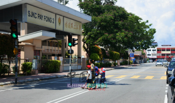 在学校假期，附近的幼儿园学生及家长也需要使用人行红绿灯过马路。