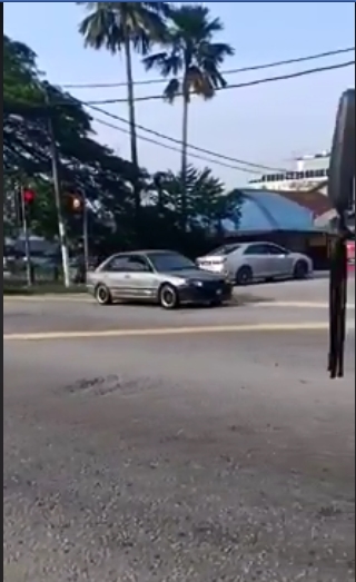 根据视频可见，该轿车还被数量警方的摩哆追逐。