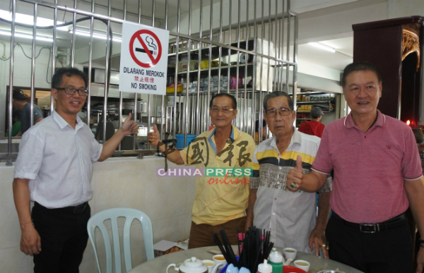 民众对餐饮店实施禁烟措施表示赞好，左为刘志良。