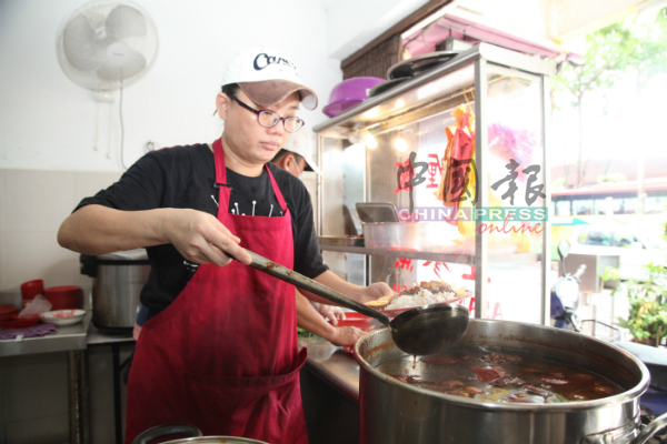 天泰茶室专卖海南卤肉，再搭上师承马六甲独有的娘惹咖哩，让人吃了流连忘返。