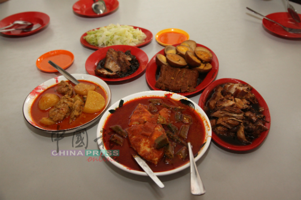 除了卤肉，天泰茶室的招牌菜还有亚参鱼、咖哩鸡与梅菜扣肉等。