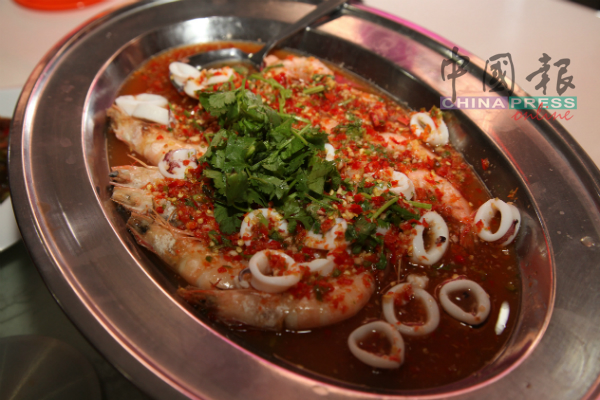 永顺咖哩鱼头海鲜店的“暹罗蒸双鲜”使用新鲜的苏东与虾搭配酸辣酱料烹煮而成。