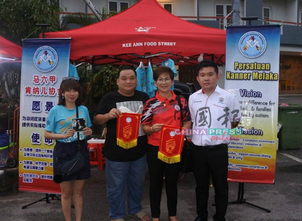 肯纳儿协会理事梁秋琳（左起）赠送锦旗，给祈安美食街财政李兆福、傅秋霞及罗明亮，以示感谢。