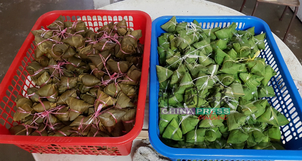 红豆粽（左）及碱水粽是另两种受欢迎的粽子。