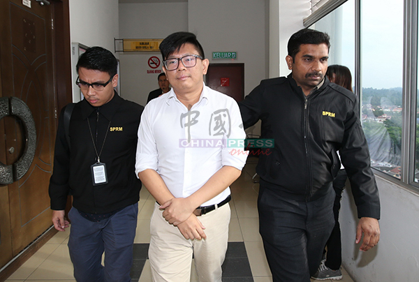 陈凯雄在庭警护送下，出庭面控。