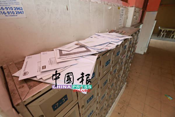 大批被丢弃在信箱架上的信件，有来自银行、政府部门、保险机构等所发出。
