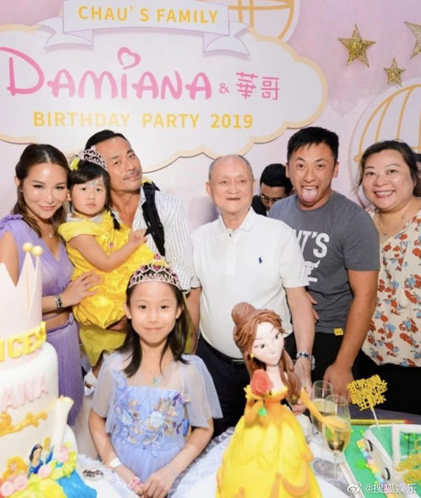周焯华(洗米华，后左三)日前现身生日派对，并抱住女儿和家人拍大合照。左为洗米嫂陈慧玲。