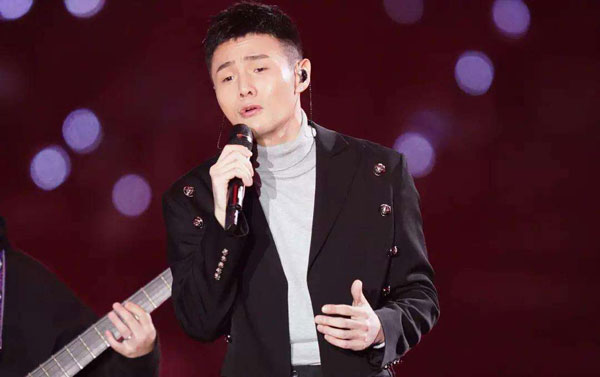 有粉丝为了看李荣浩演唱会跷班，被公司罚款。