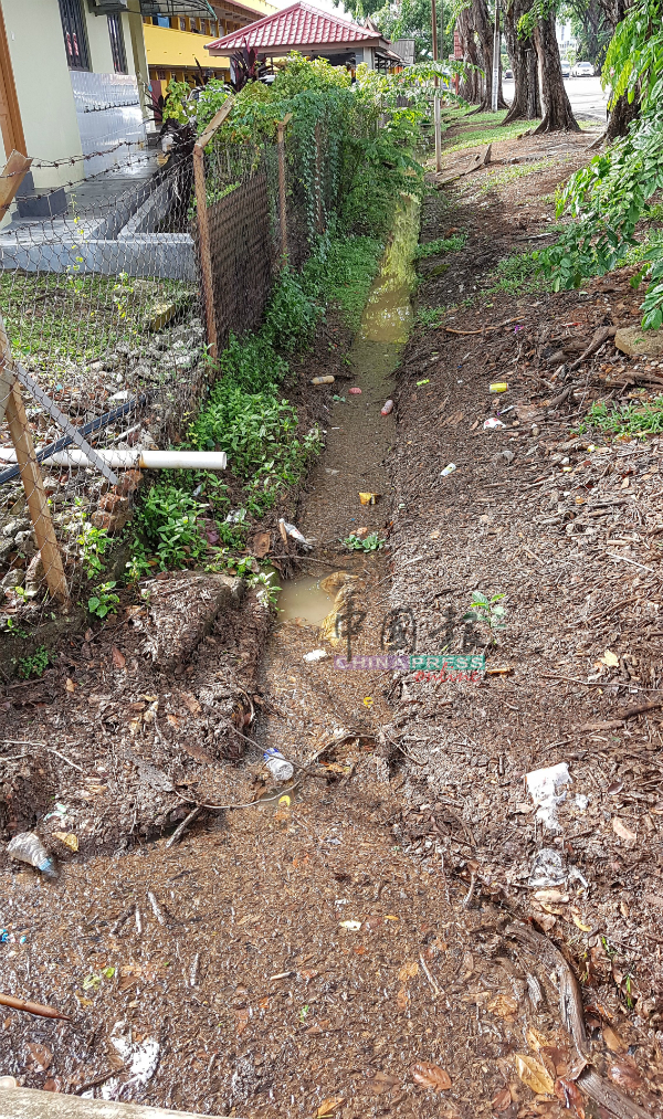 基于另一方沟渠被垃圾阻塞，导致峇章国小前沟渠的沟水不通。