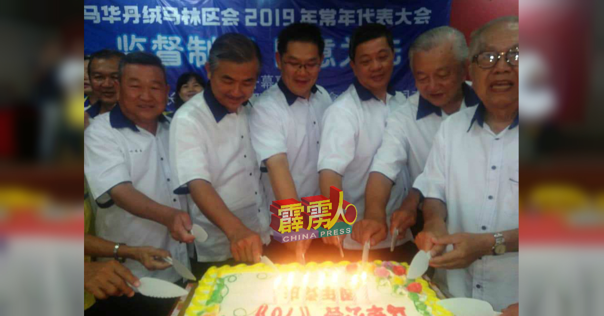 叶观友（左起）、岳忠诚、林万峰、江绍荣、黄世洲等人进行马华创党70周年切蛋糕仪式。