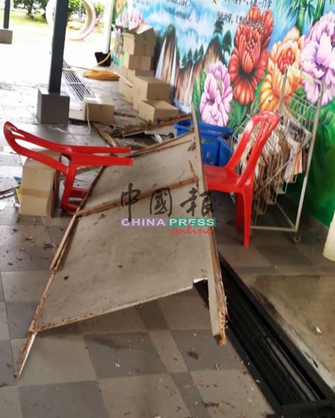 其中两片掉下的天花板，压正椅子及损坏一些物具，所幸没致伤任何人。