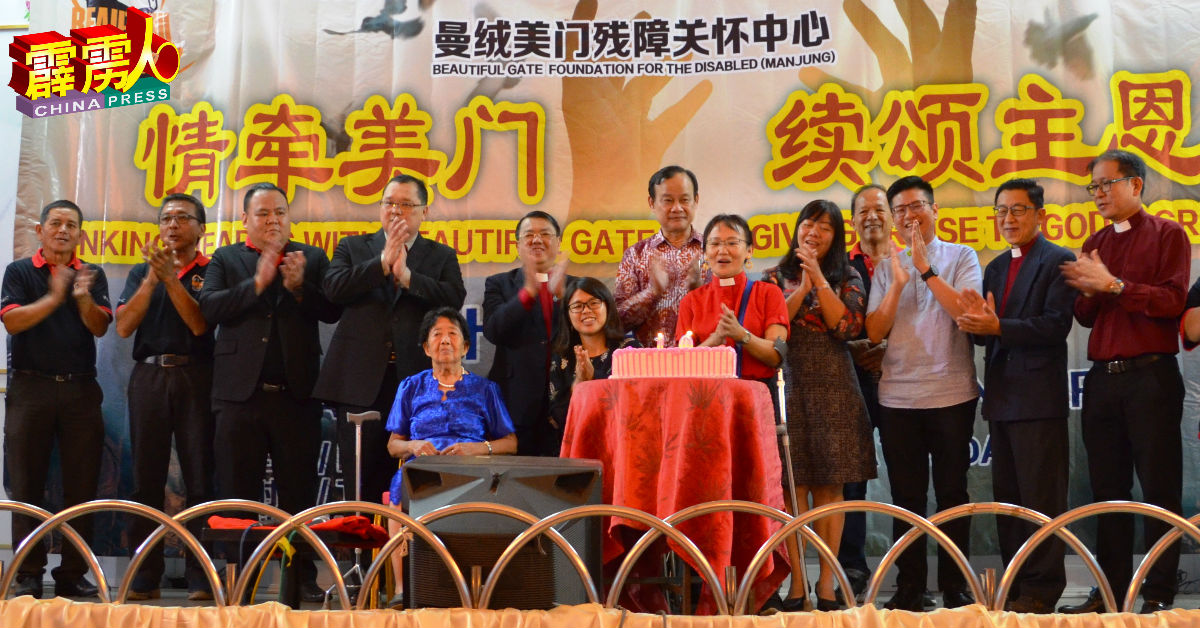 彭宏国（站者左4）率领嘉宾主持顶蛋糕仪式，站者左6起为倪可汉、陈喜祝、黄渼澐、张宇晨、雷德瑞及廖克民等人。
