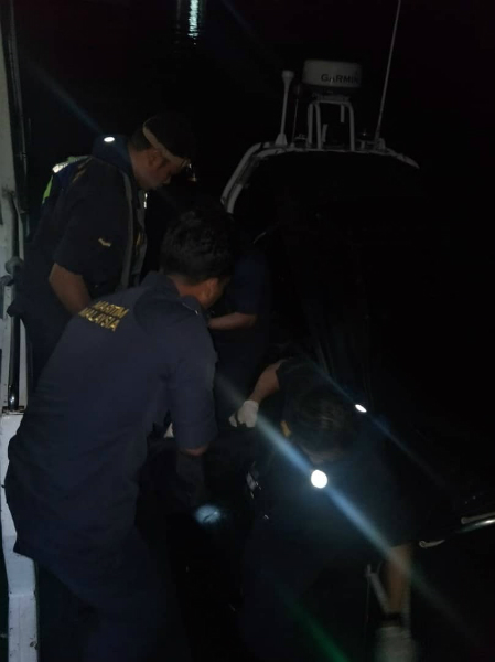 大马海事执法机构人员协助把船员送上码头。
